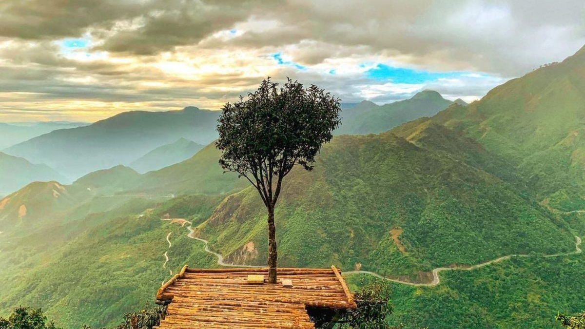 Also known as “Heaven’s Gate,” this iconic spot on the way to Fansipan is where sunlight meets fog and nature stuns at every turn 